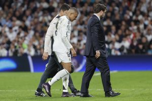 Mbappé será sometido a pruebas tras sufrir un esguince de tobillo