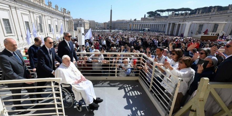 Papa Francisco reapareció, gradeció y saludó a los fieles frente a la Basílica de San Pedro