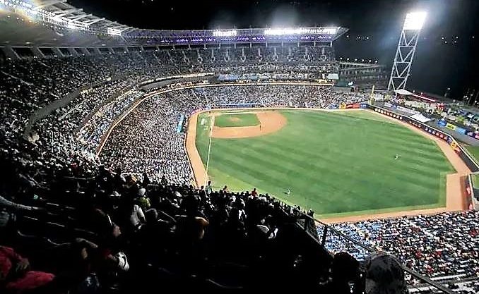 Competencia, entretenimiento y moda: Jagi acompaña a la Liga Monumental de Béisbol 2 Archivo @LVBP Oficial Estadio Monumental de Caracas Simon Bolivar e1775773960636