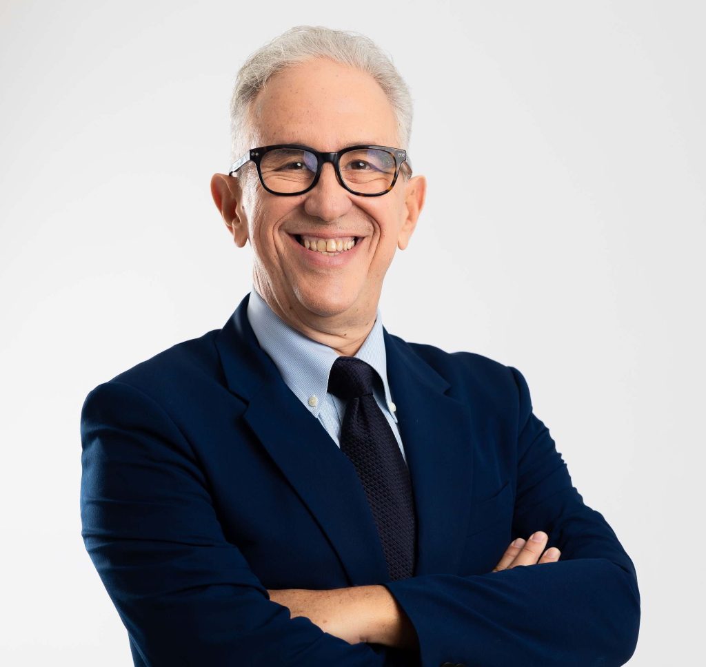 Carlos Rosales: "El encuentro con el mentor", quien nos muestra otra forma de vender 1 CR Con saco Hacia la der