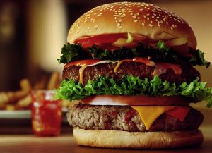 Día de la Hamburguesa desata "guerra de promociones" en los restaurantes