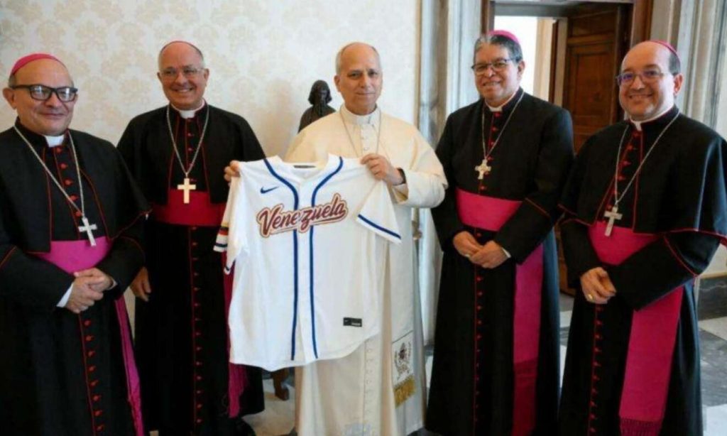 León XIV ya tiene su camisa personalizada del Team Béisbol Venezuela
