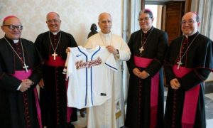 León XIV ya tiene su camisa personalizada del Team Béisbol Venezuela