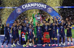 Rara manera de celebrar el triunfo del PSG: Final de nervios y descontrol en Paris