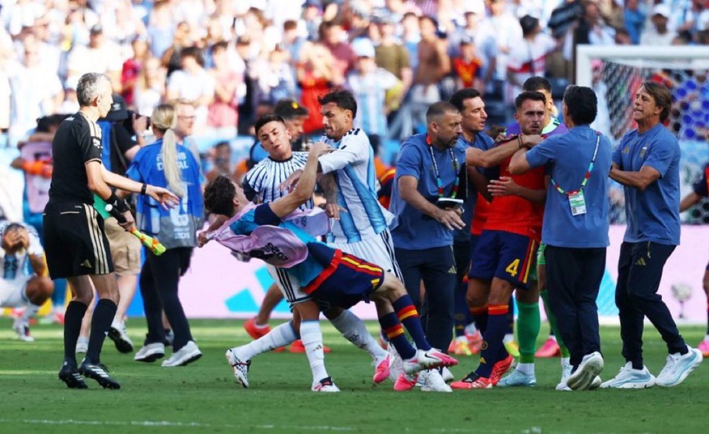 Agresión de Leandro Paredes a Gavi