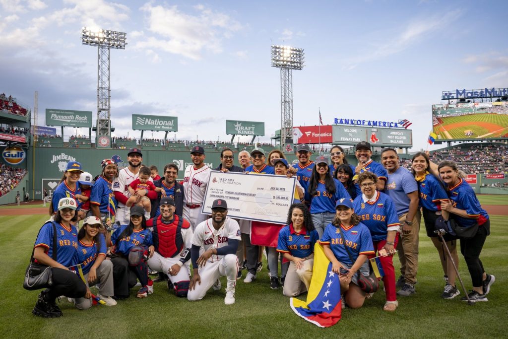 Medias Rojas donan US$ 305.000 a Venezuela en la Noche Venezolana